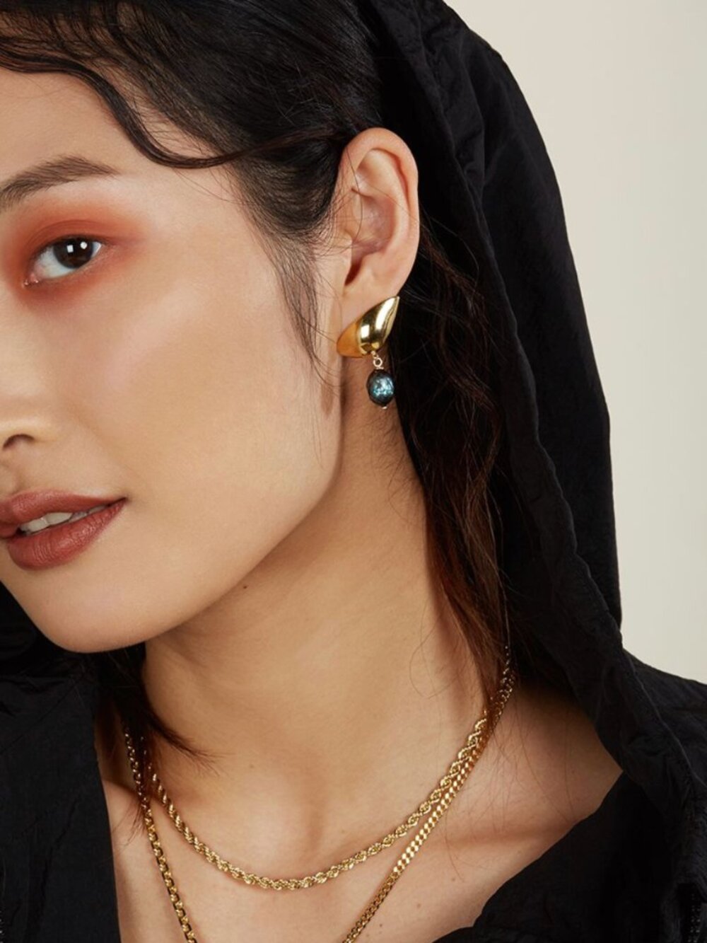 Lady Grey Pearl Lobe Earrings